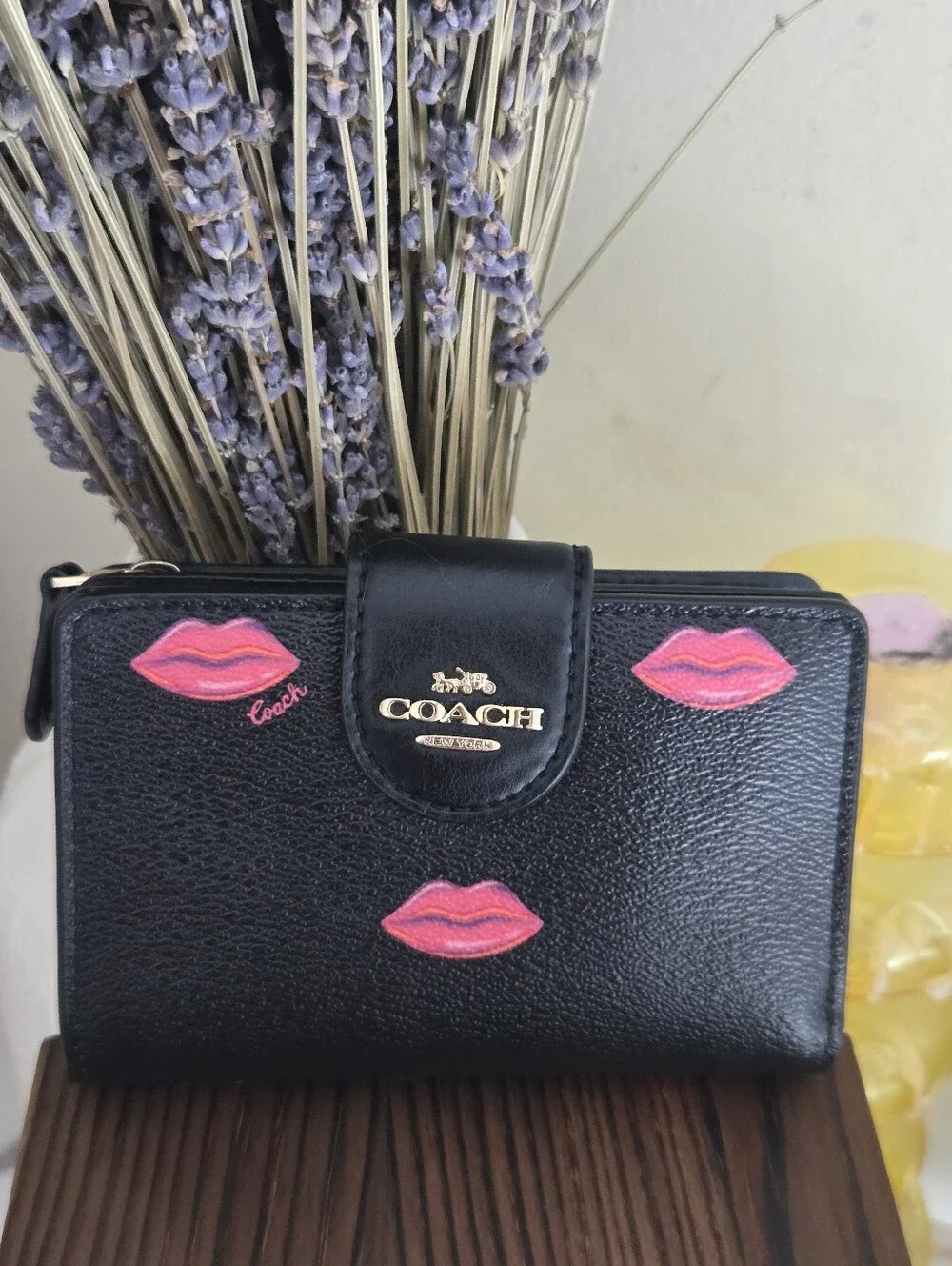 💋Like New Coach Lips Print Black Leather Trifold Wallet💋
